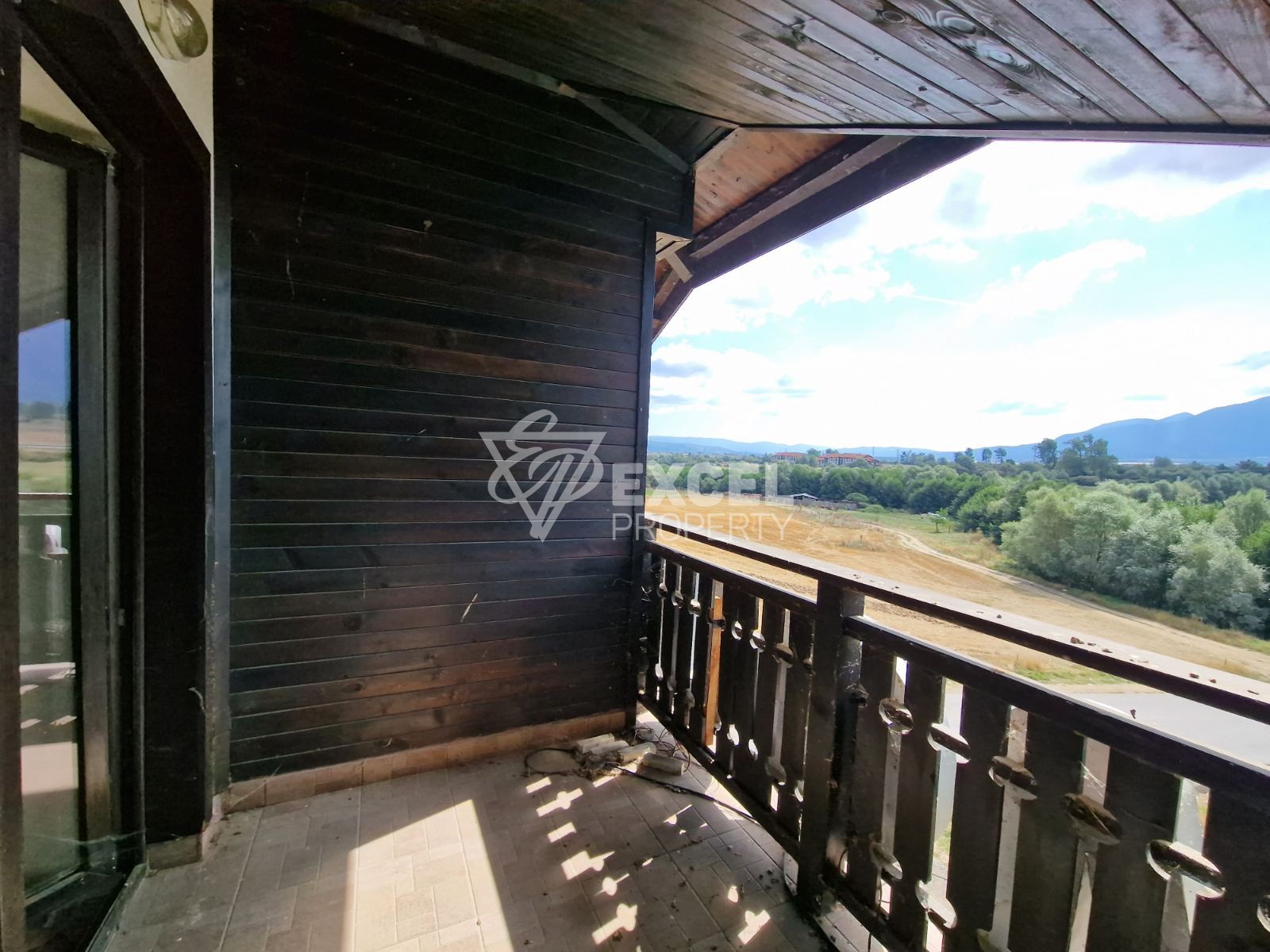 Просторен пентхаус с две тераси и красива планинска гледка