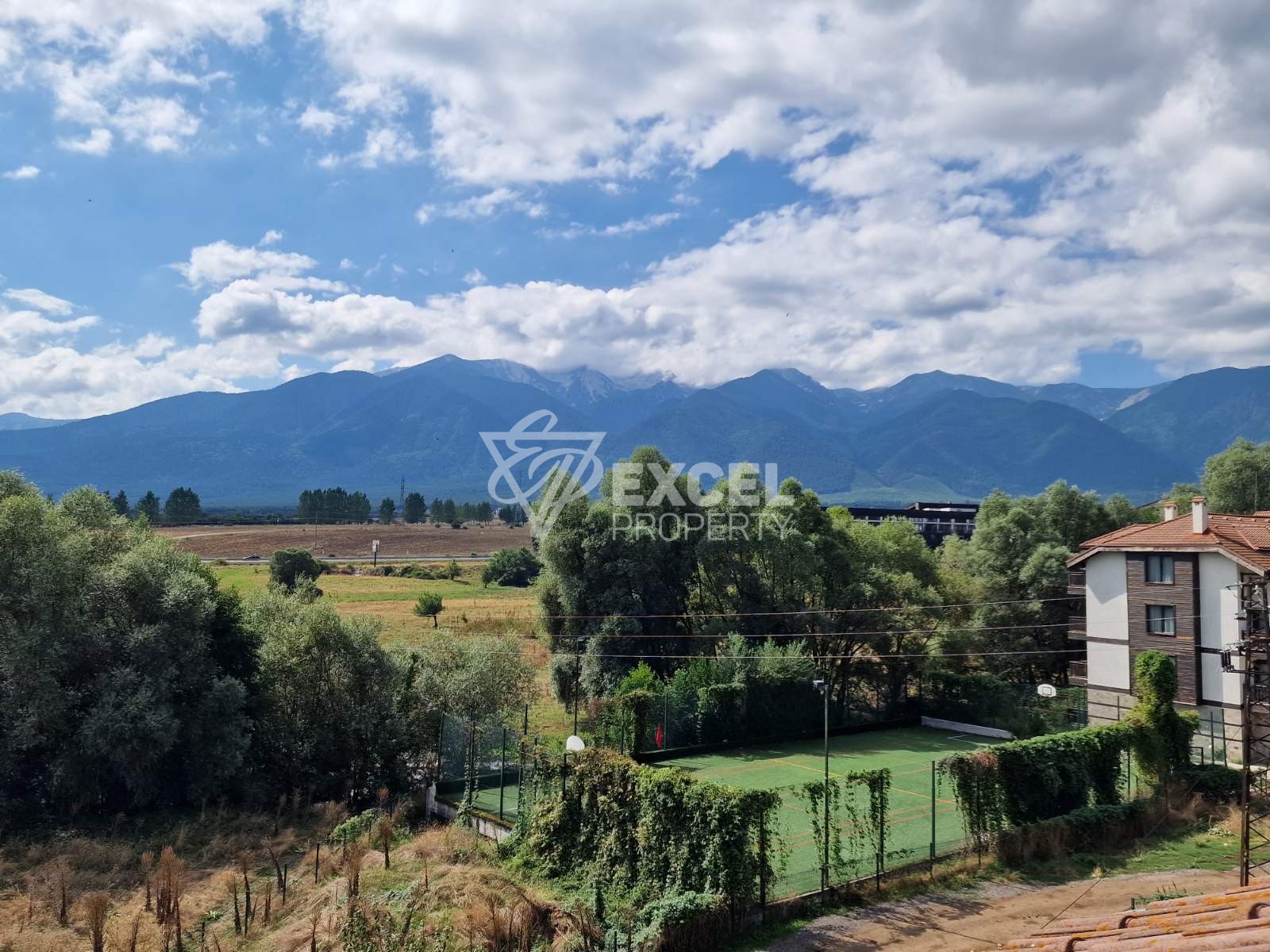 Просторен пентхаус с две тераси и красива планинска гледка