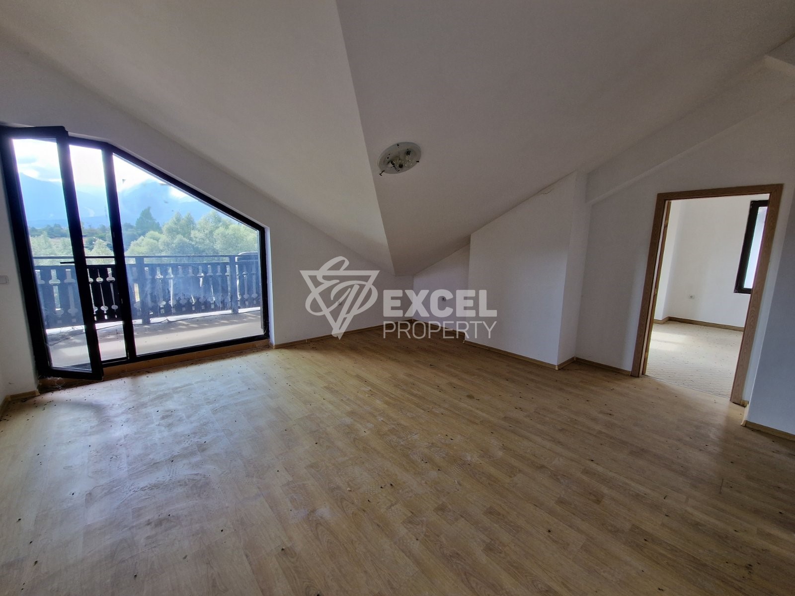 Просторен пентхаус с две тераси и красива планинска гледка