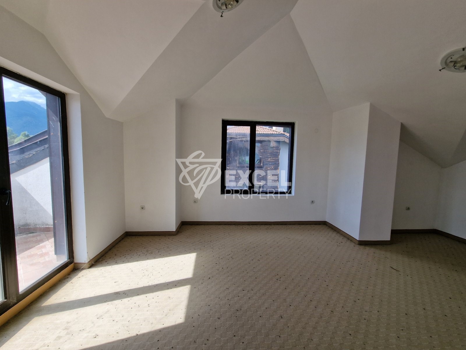 Просторен пентхаус с две тераси и красива планинска гледка