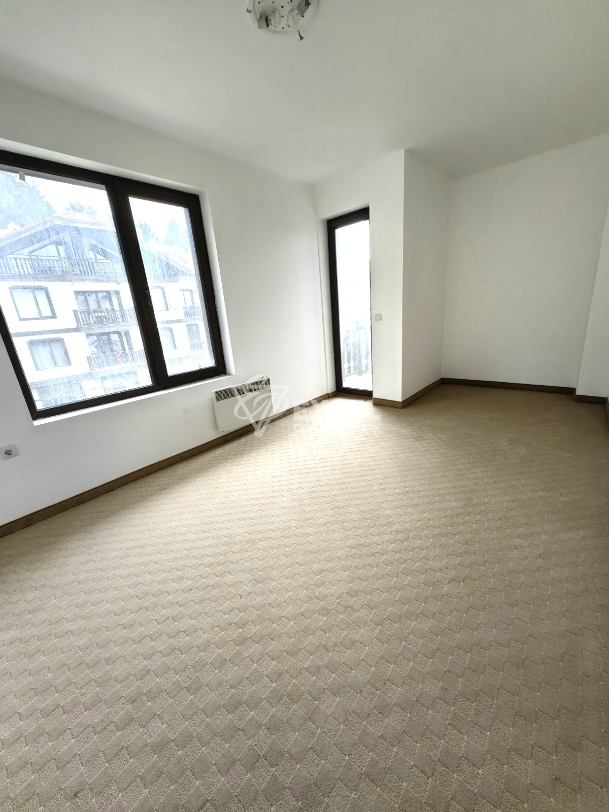 Двустаен апартамент с южно изложение и просторна тераса в целогодишен комплекс 3 Планини