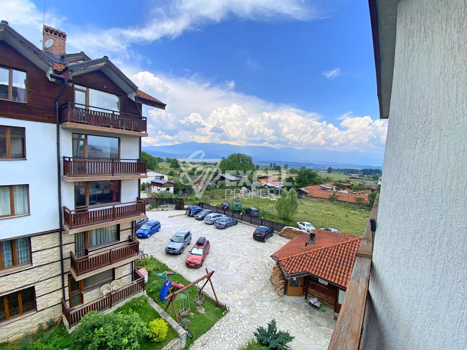 За продажба: Западно студио с тераса в комплекс с ниска такса поддръжка!