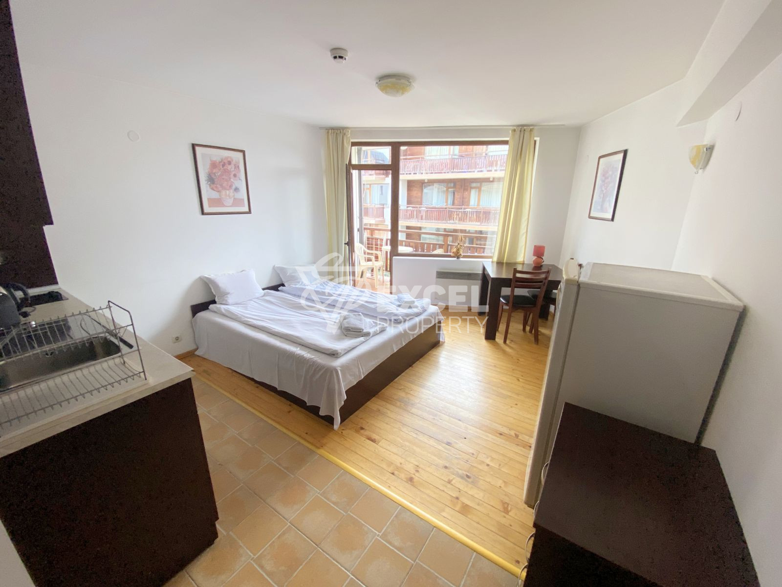 За продажба: Западно студио с тераса в комплекс с ниска такса поддръжка!