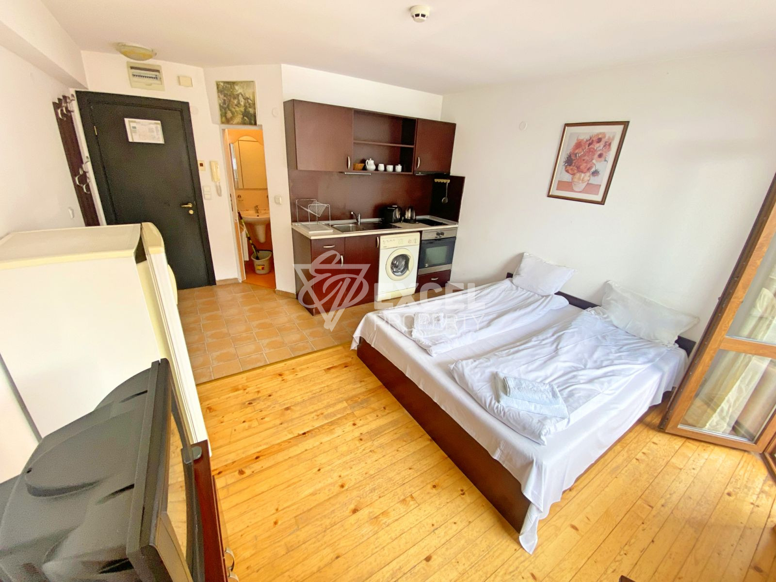 За продажба: Западно студио с тераса в комплекс с ниска такса поддръжка!