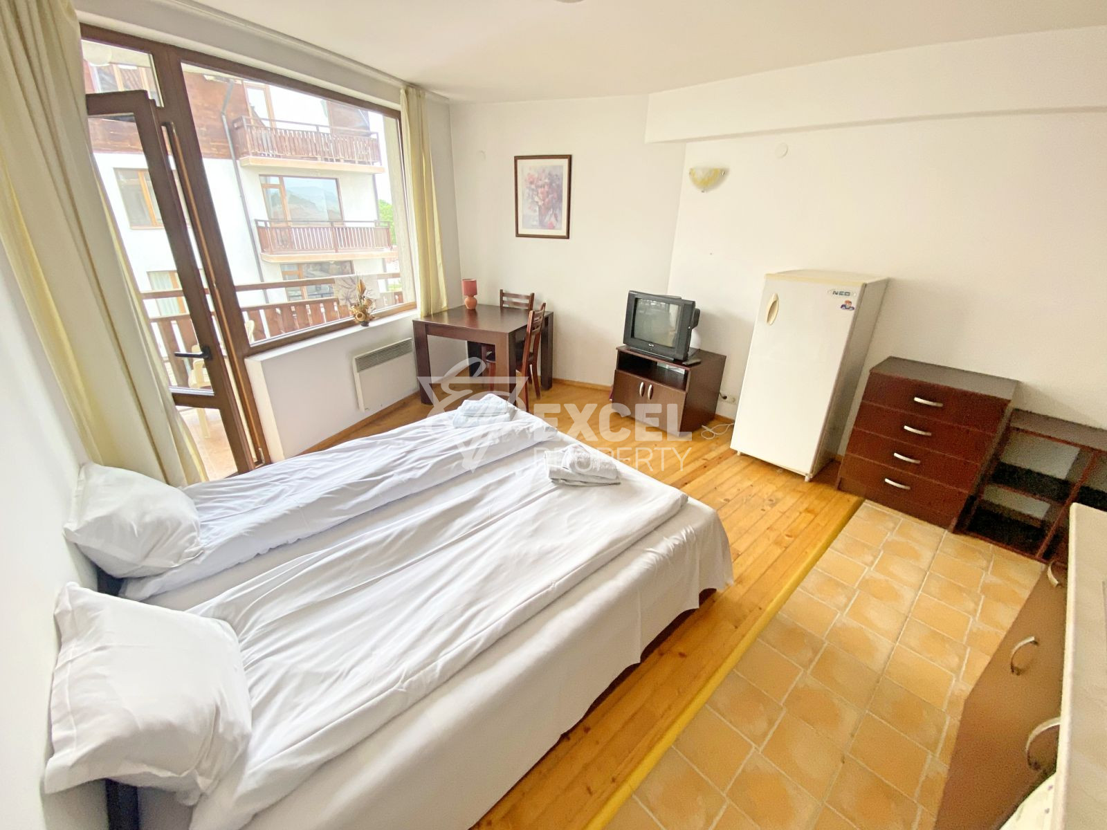 За продажба: Западно студио с тераса в комплекс с ниска такса поддръжка!