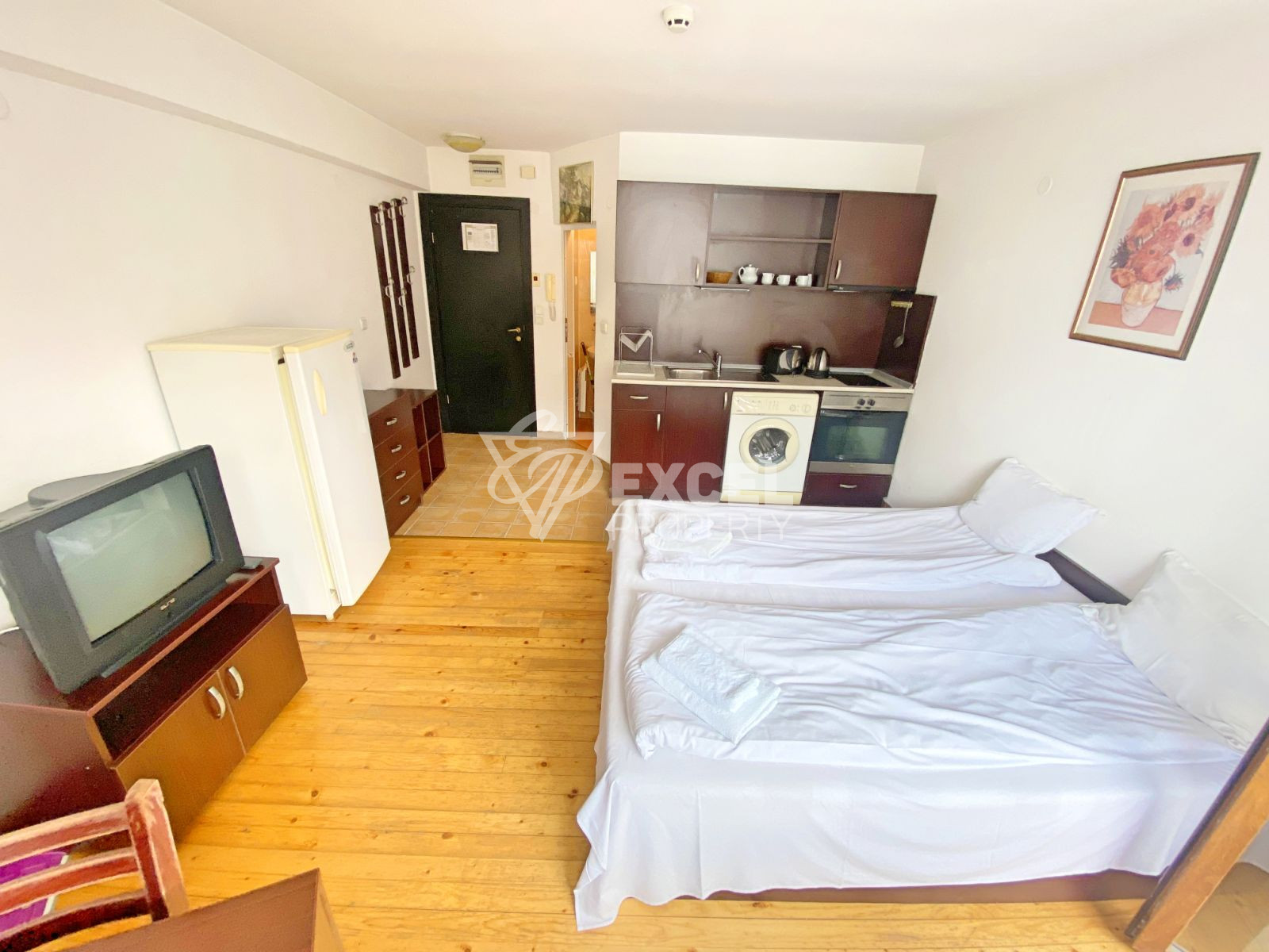 За продажба: Западно студио с тераса в комплекс с ниска такса поддръжка!