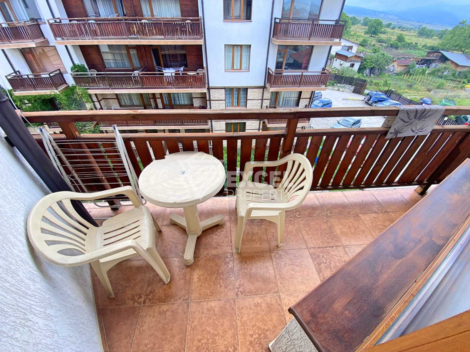 За продажба: Западно студио с тераса в комплекс с ниска такса поддръжка!