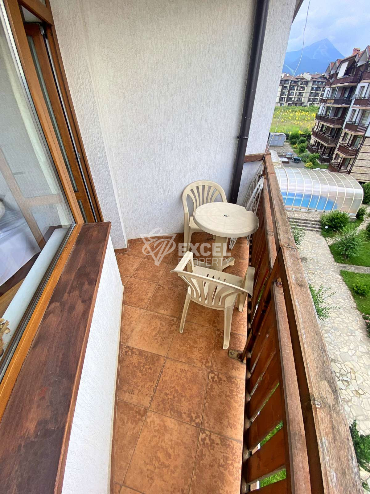 За продажба: Западно студио с тераса в комплекс с ниска такса поддръжка!