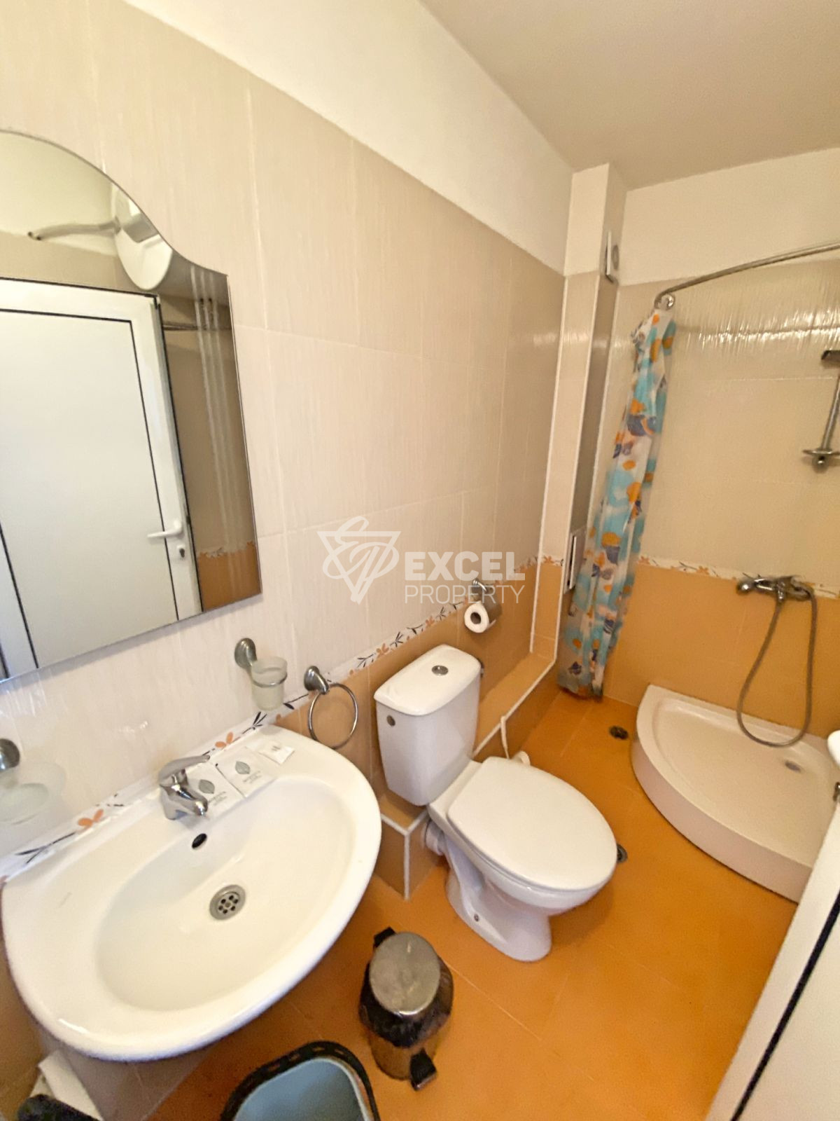 За продажба: Западно студио с тераса в комплекс с ниска такса поддръжка!