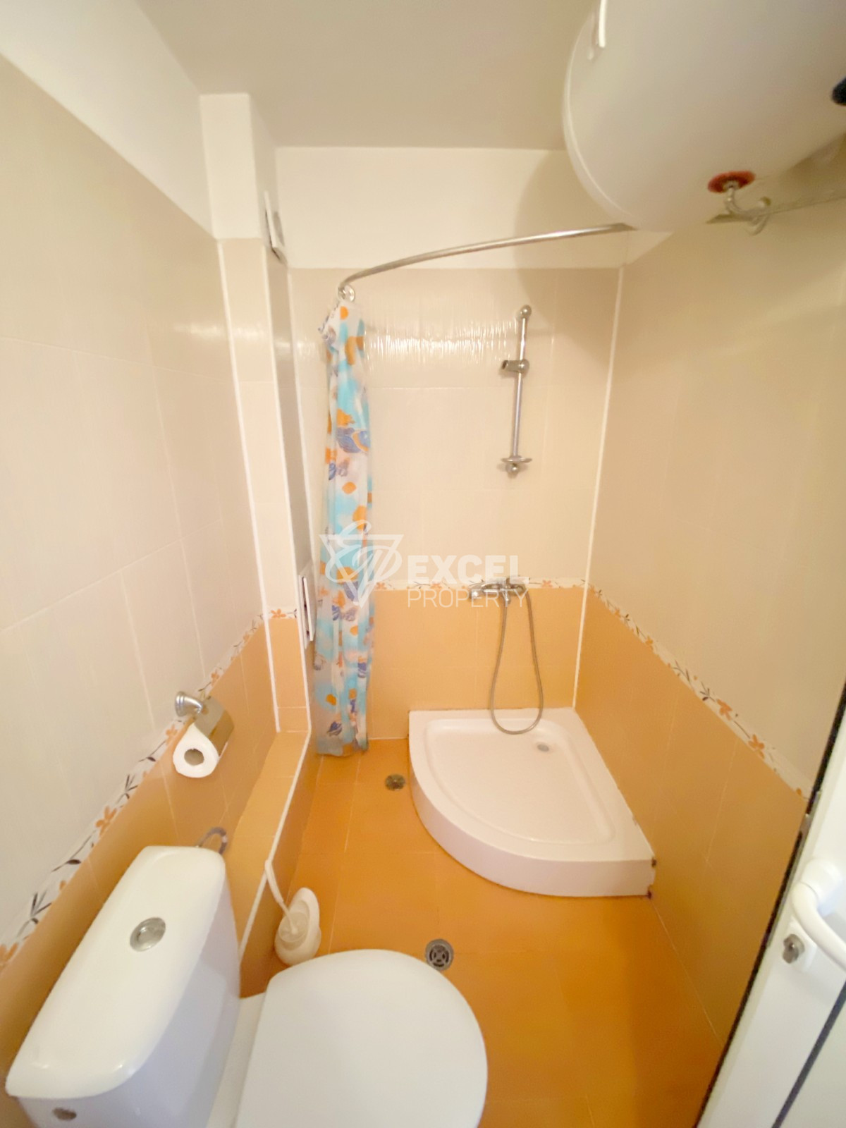 За продажба: Западно студио с тераса в комплекс с ниска такса поддръжка!