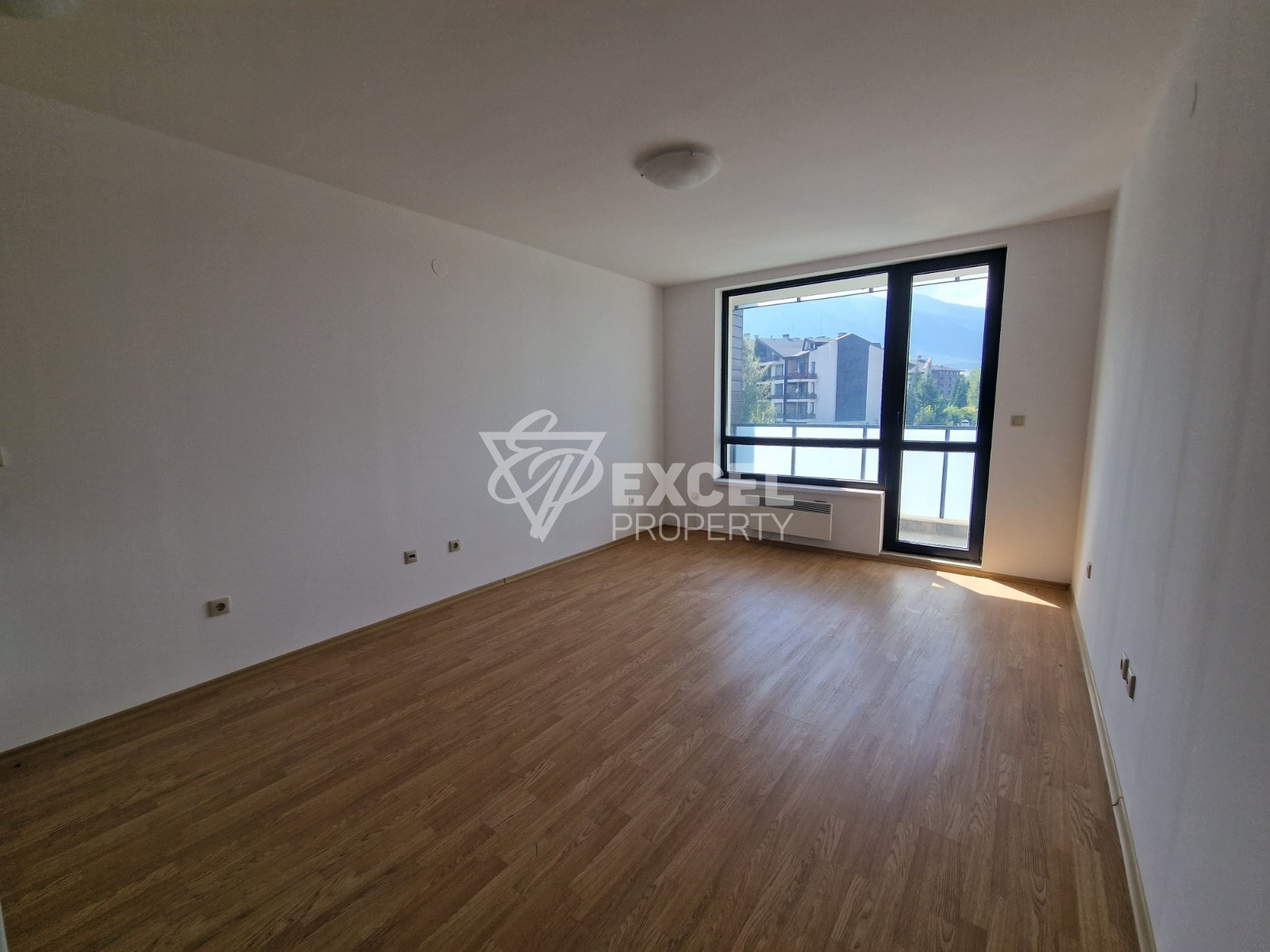 Прекрасен изглед! Западно студио за продажба в комплекс Аспен Хайтс