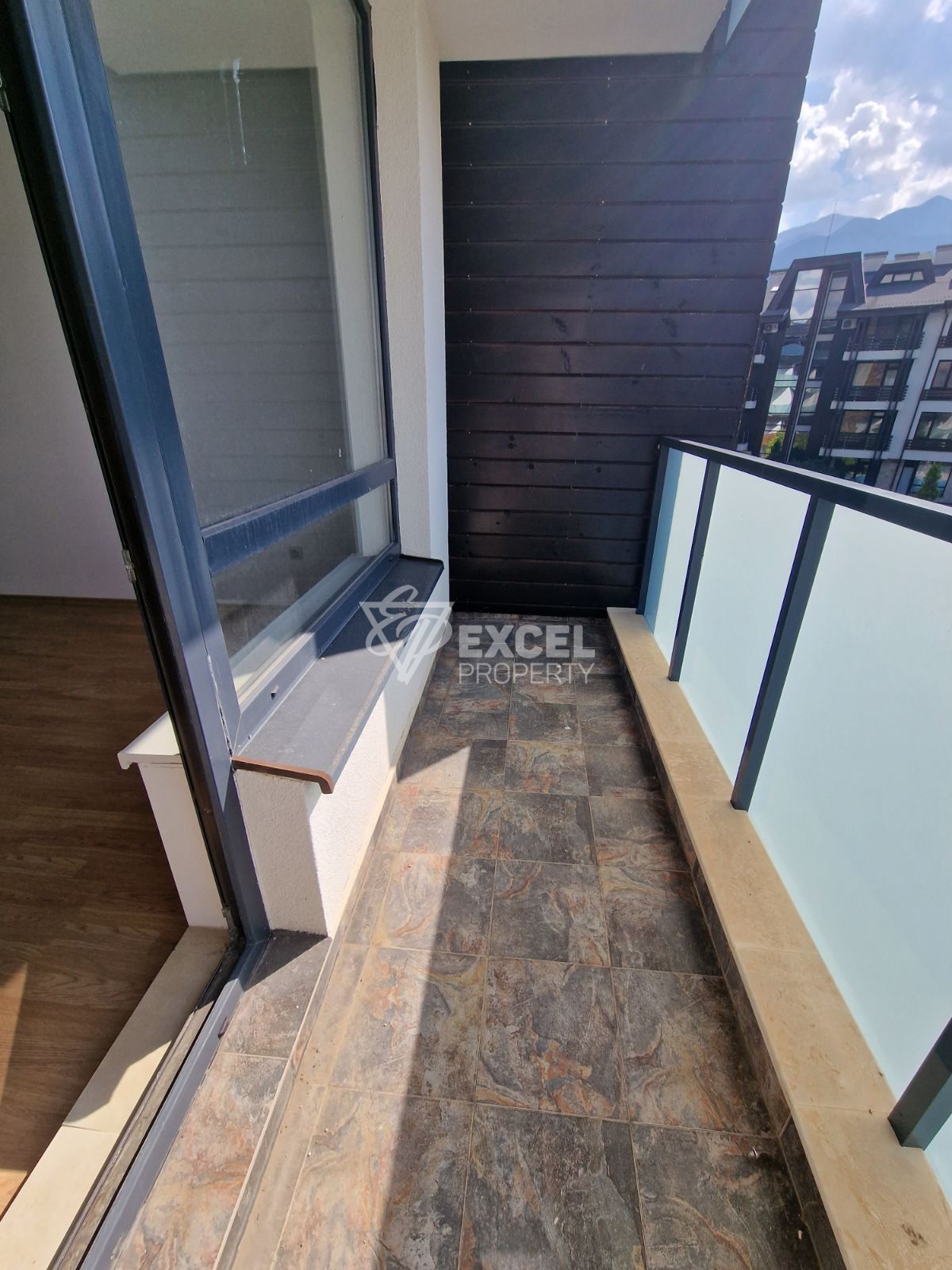 Прекрасен изглед! Западно студио за продажба в комплекс Аспен Хайтс