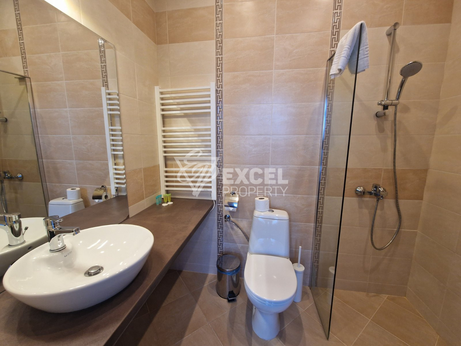 Просторна и слънчева къща с три спални за продажба в района на Пирин Голф