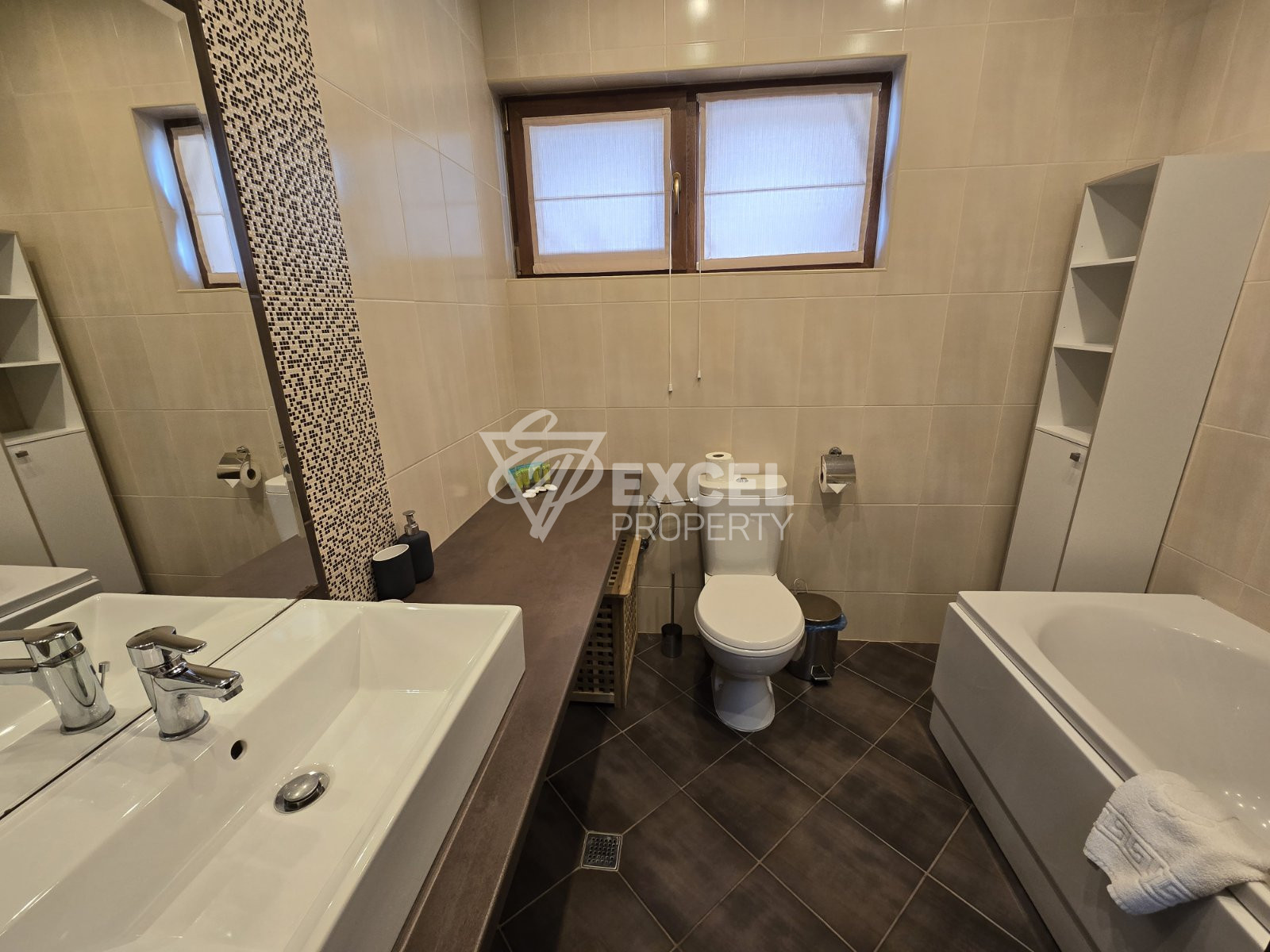 Просторна и слънчева къща с три спални за продажба в района на Пирин Голф