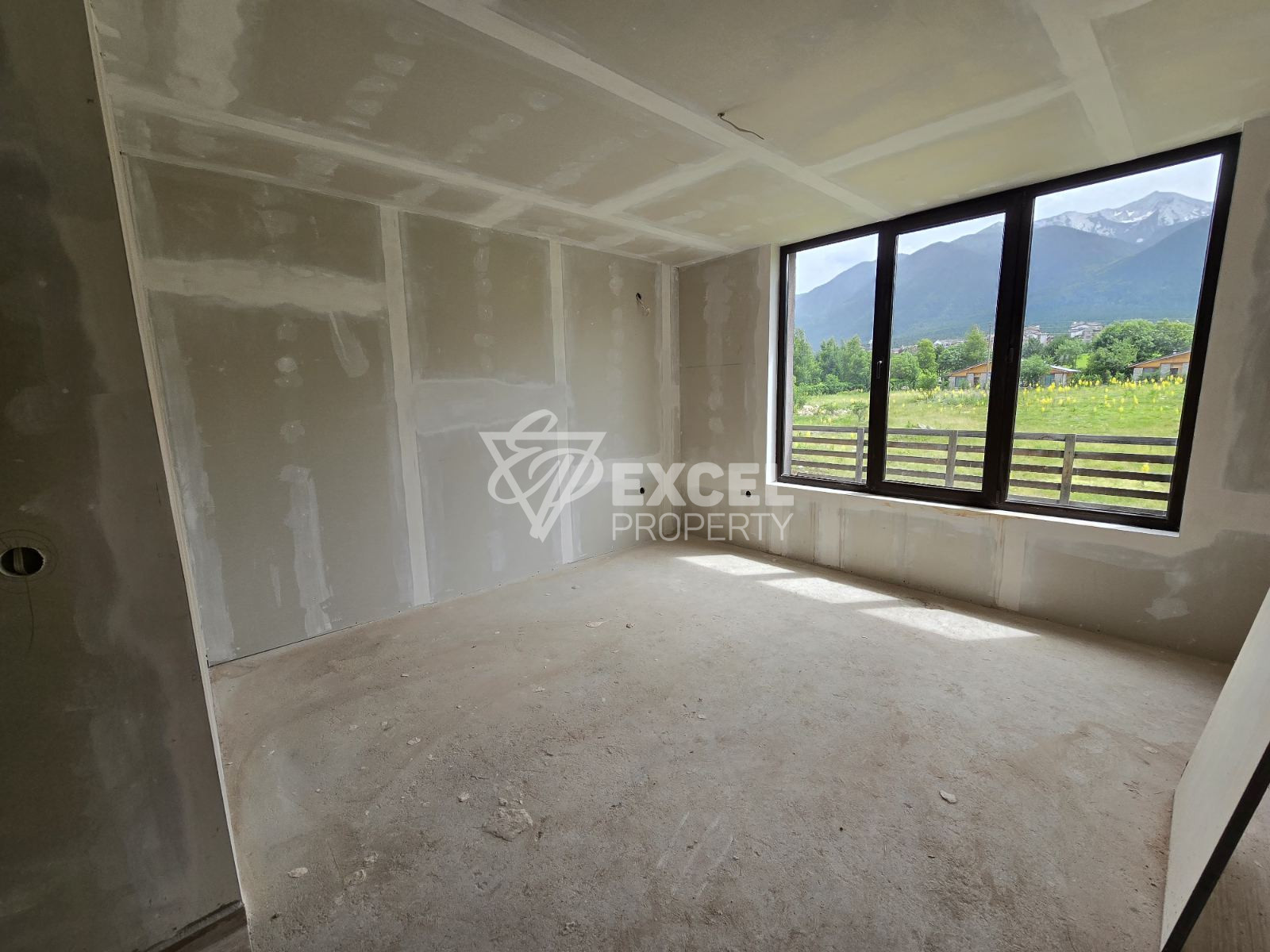 Южно студио за продажба с възхитителна панорамна гледка към Пирин планина