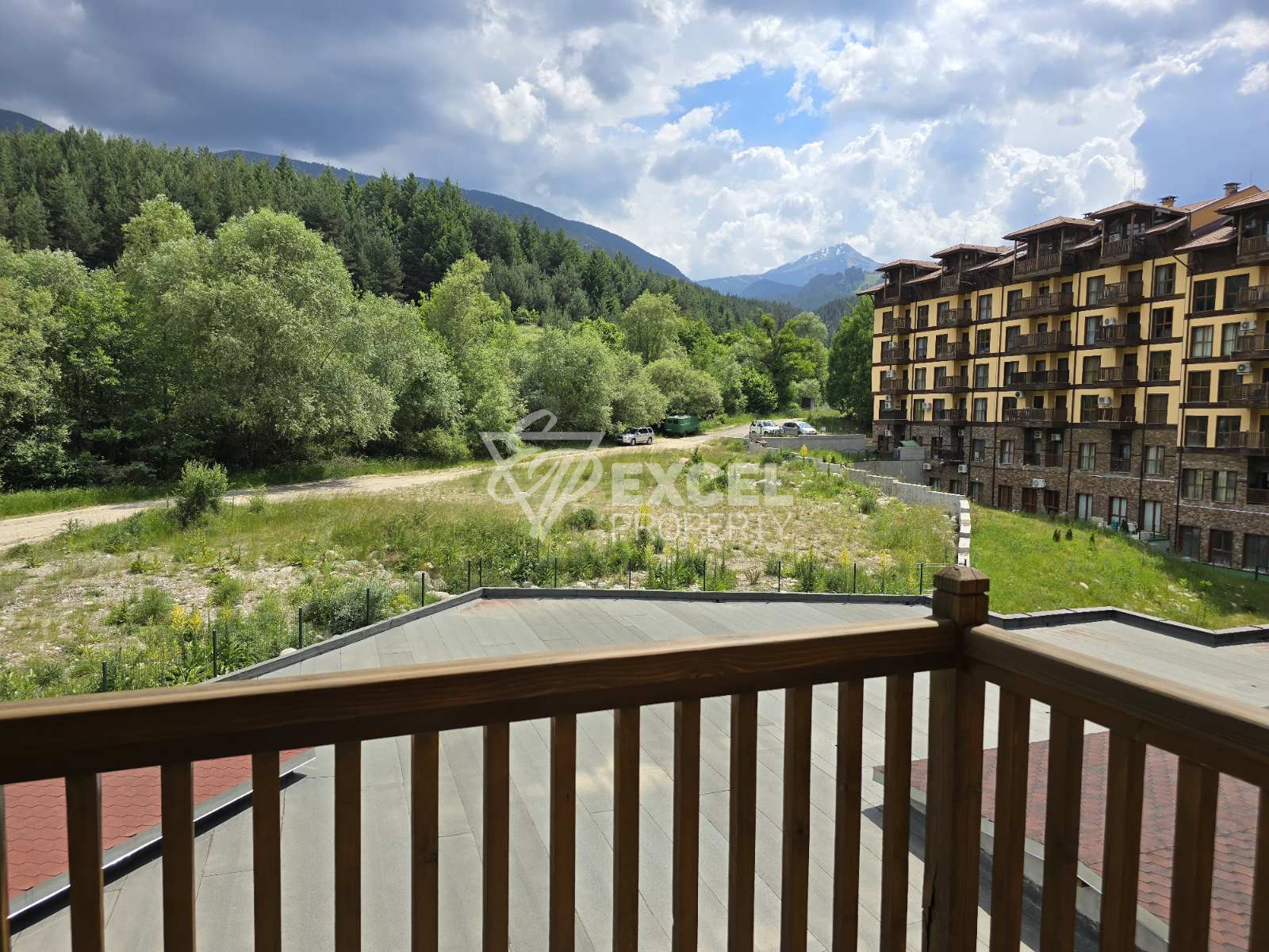 Луксозно обзаведен двустаен апартамент с южно изложение и прекрасна панорамна гледка