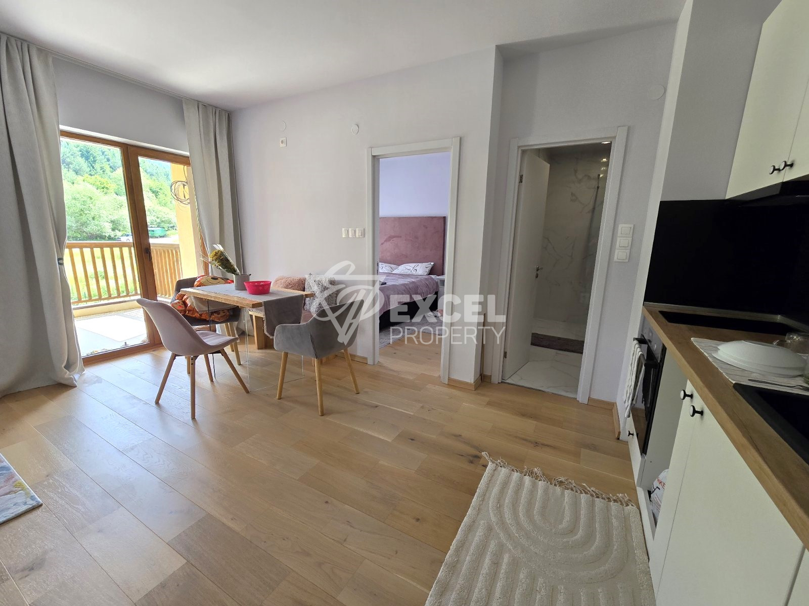 Луксозно обзаведен двустаен апартамент с южно изложение и прекрасна панорамна гледка