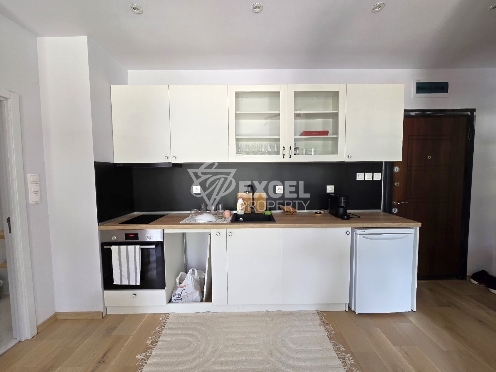 Луксозно обзаведен двустаен апартамент с южно изложение и прекрасна панорамна гледка