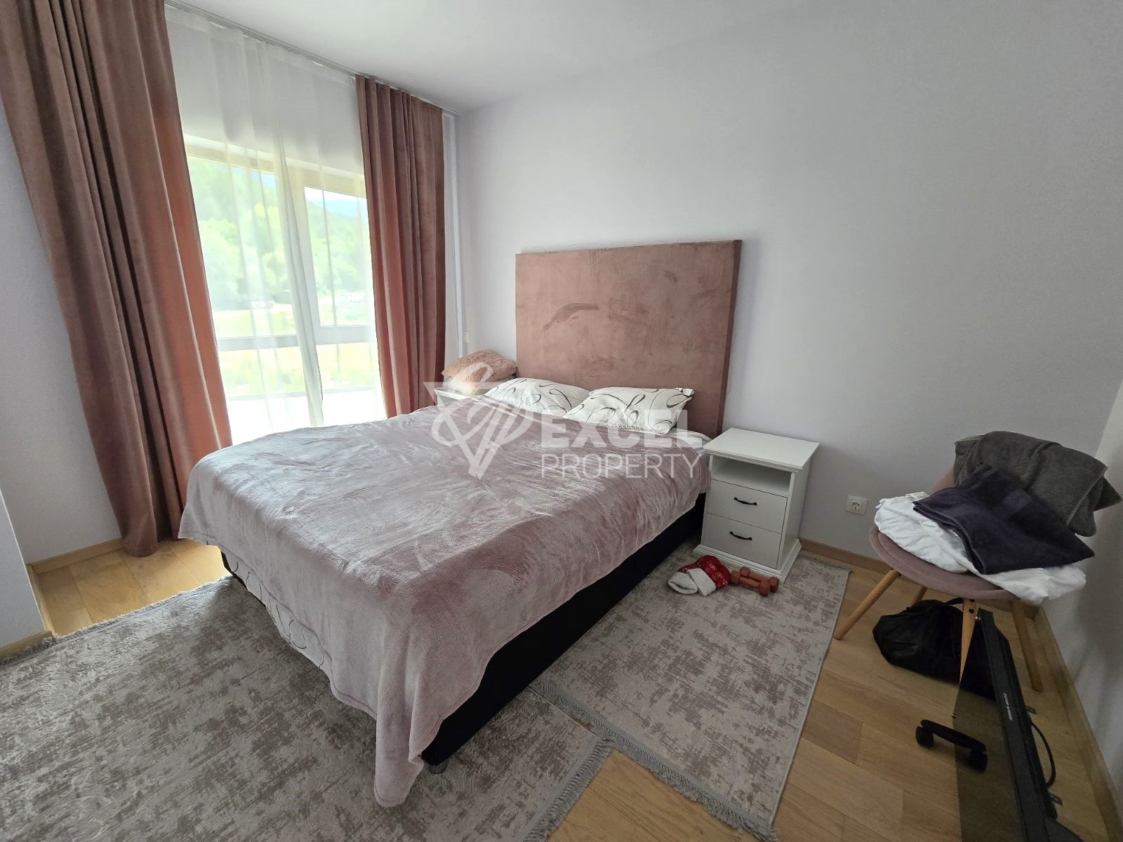 Луксозно обзаведен двустаен апартамент с южно изложение и прекрасна панорамна гледка