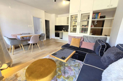 Луксозно обзаведен двустаен апартамент с южно изложение и прекрасна панорамна гледка