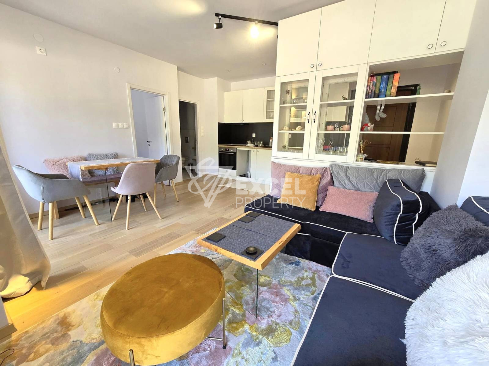 Луксозно обзаведен двустаен апартамент с южно изложение и прекрасна панорамна гледка