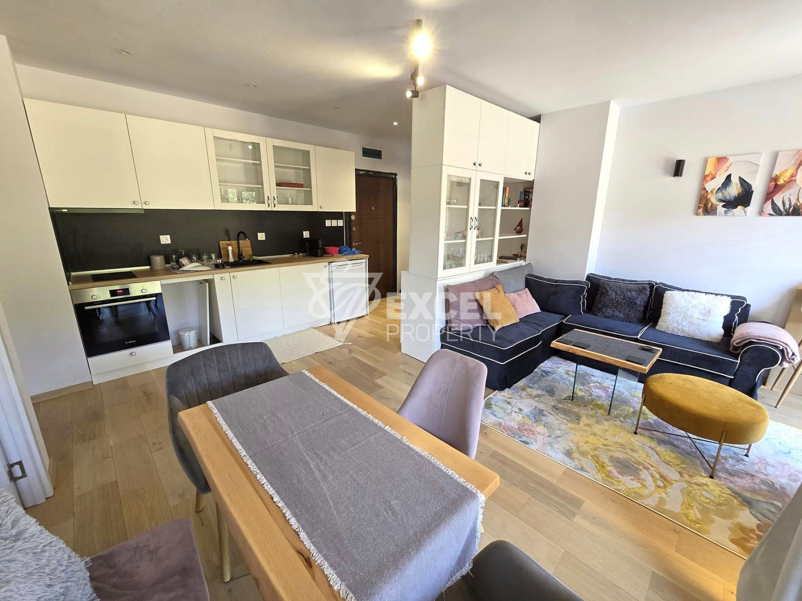 Луксозно обзаведен двустаен апартамент с южно изложение и прекрасна панорамна гледка