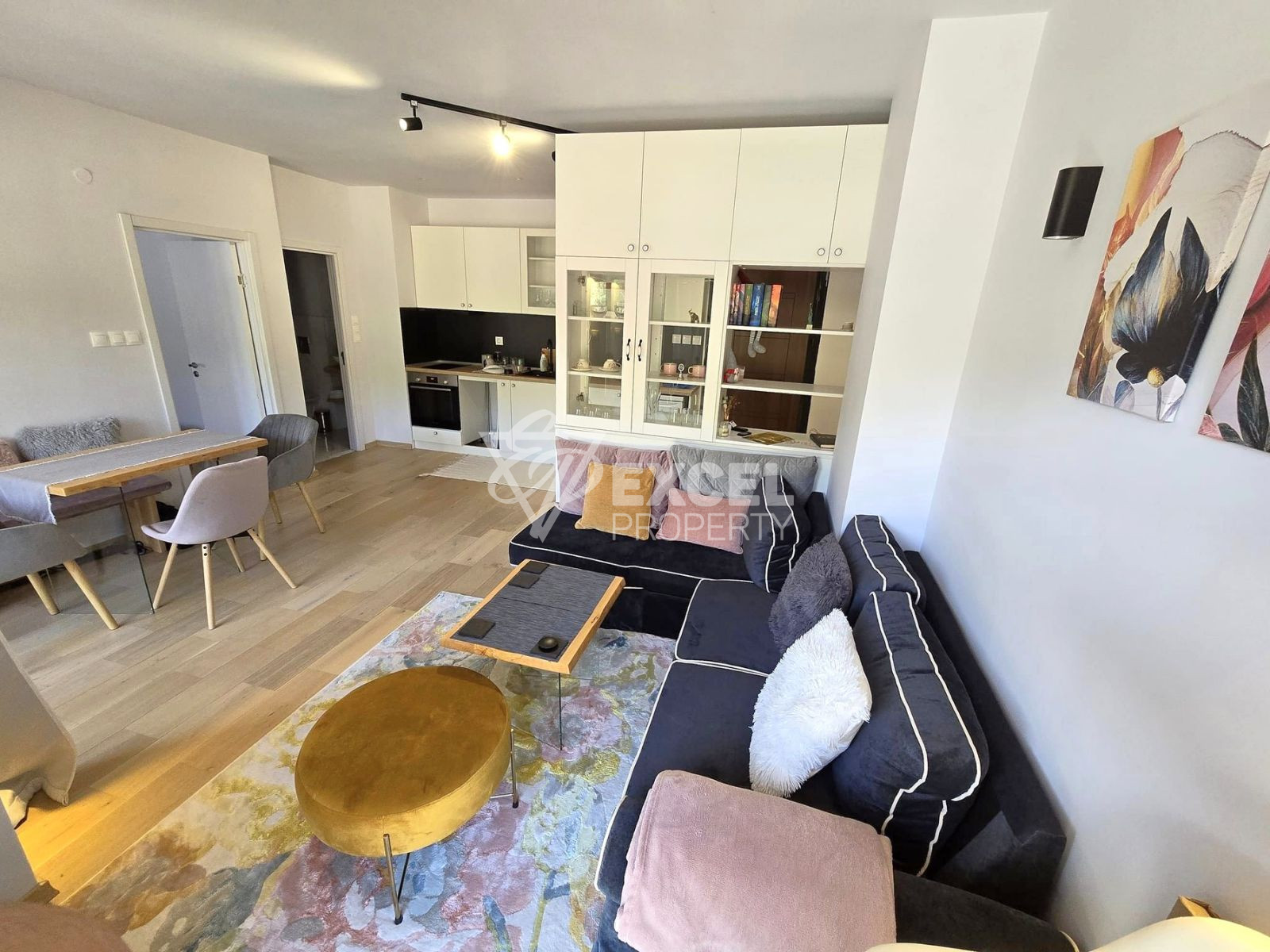 Луксозно обзаведен двустаен апартамент с южно изложение и прекрасна панорамна гледка