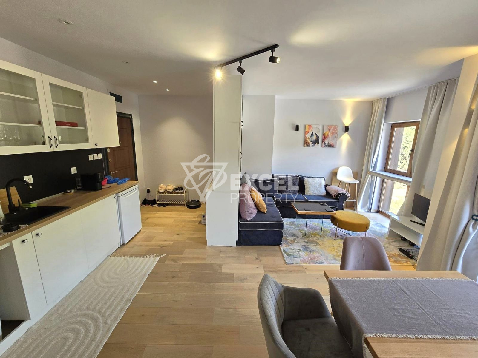 Луксозно обзаведен двустаен апартамент с южно изложение и прекрасна панорамна гледка