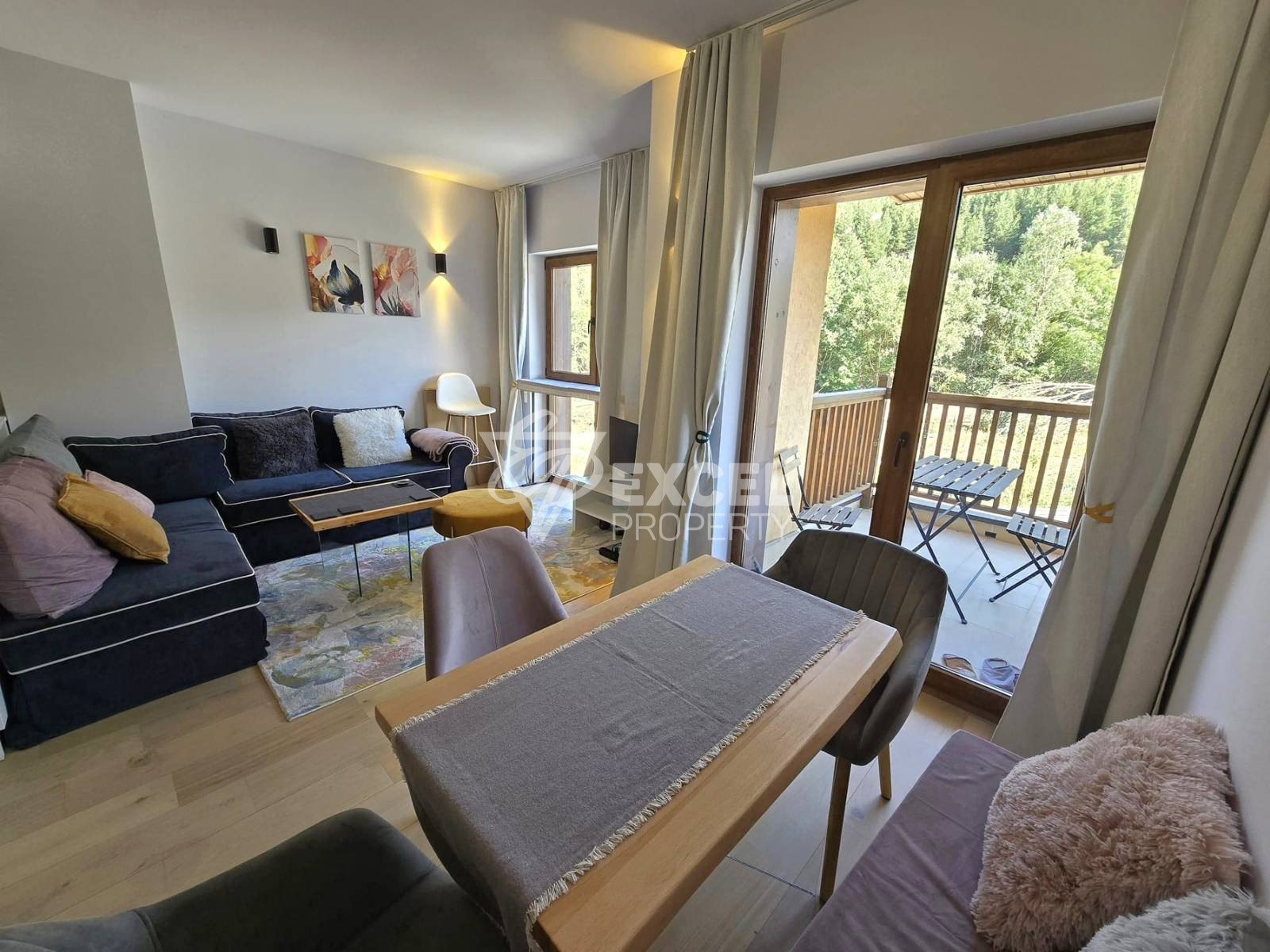 Луксозно обзаведен двустаен апартамент с южно изложение и прекрасна панорамна гледка