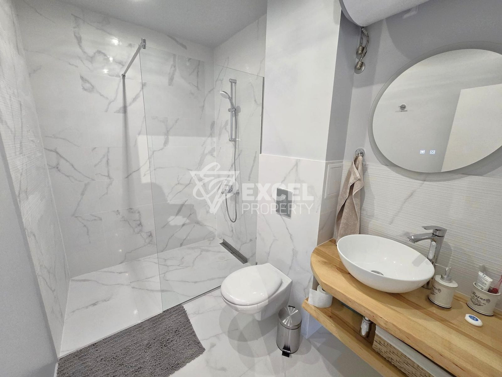 Луксозно обзаведен двустаен апартамент с южно изложение и прекрасна панорамна гледка