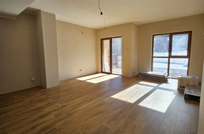 Просторно южно студио за продажба в жилищна сграда с ниска такса поддръжка, Банско