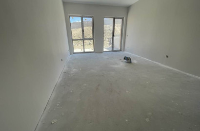 Банско: Просторен многостаен апартамент за продажба в сграда с ниска такса поддръжка