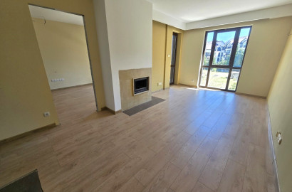 Слънчев двустаен апартамент в сграда с ниска такса поддръжка, 400м от Гондолата