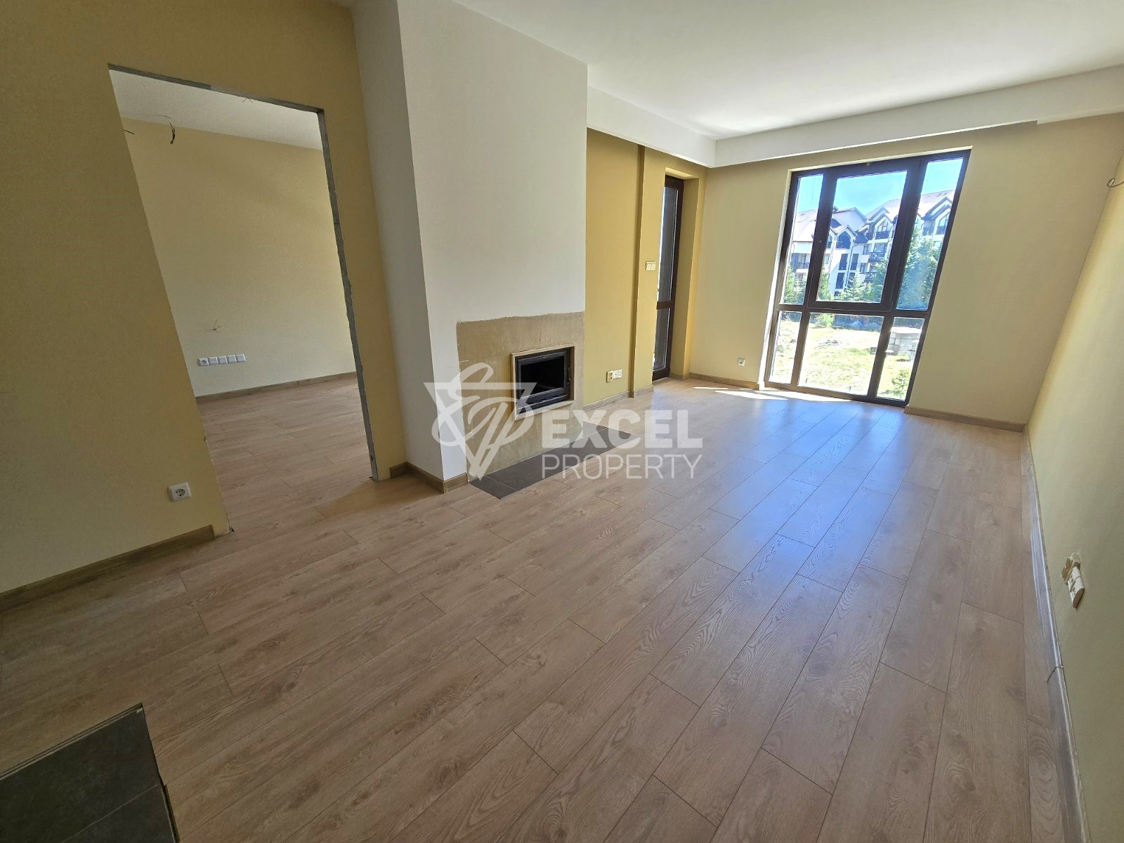 Слънчев двустаен апартамент в сграда с ниска такса поддръжка, 400м от Гондолата