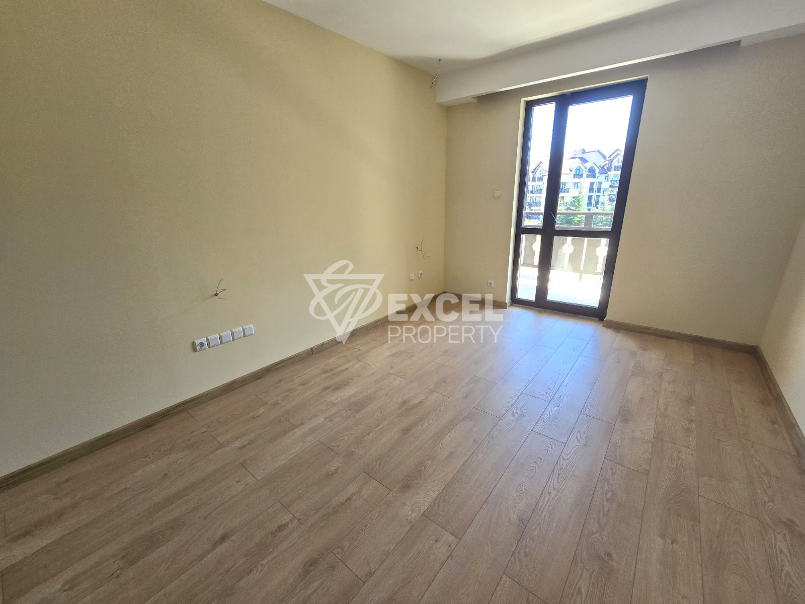 Слънчев двустаен апартамент в сграда с ниска такса поддръжка, 400м от Гондолата