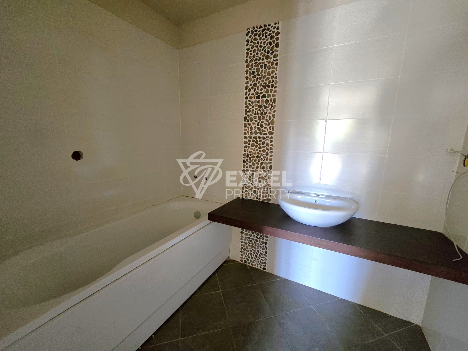 Слънчев двустаен апартамент в сграда с ниска такса поддръжка, 400м от Гондолата