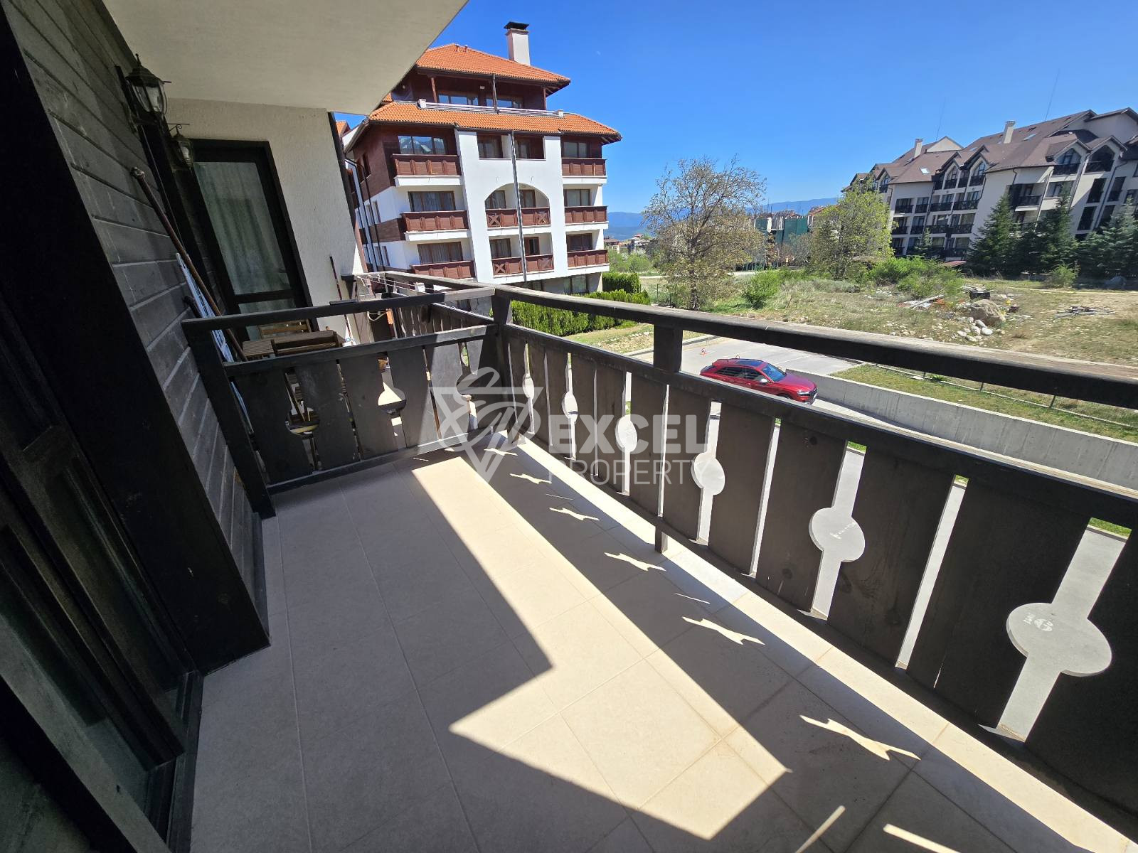 Слънчев двустаен апартамент в сграда с ниска такса поддръжка, 400м от Гондолата