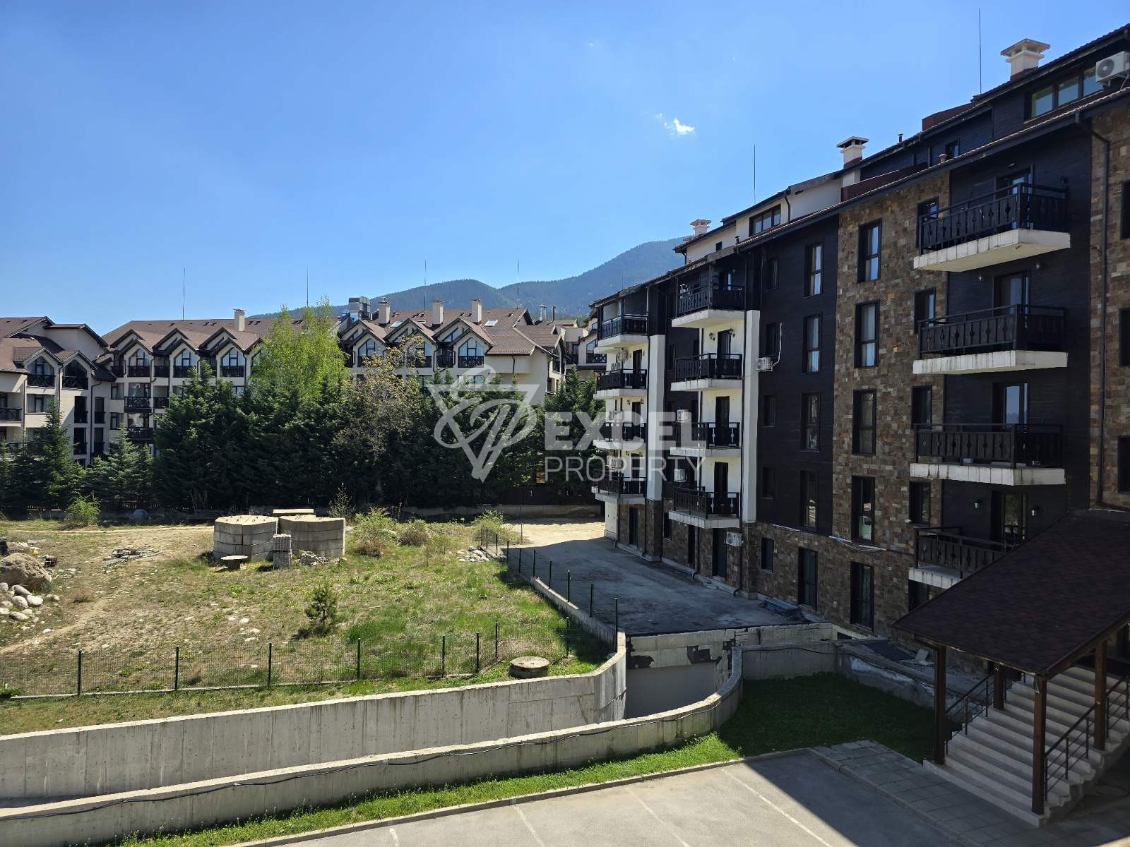 Слънчев двустаен апартамент в сграда с ниска такса поддръжка, 400м от Гондолата