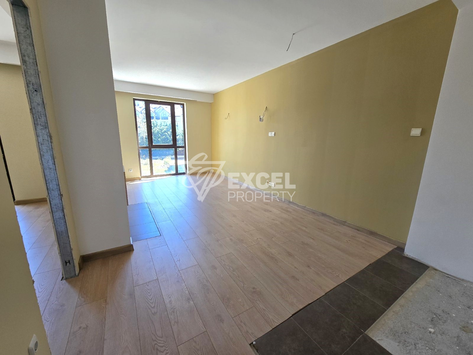 Слънчев двустаен апартамент в сграда с ниска такса поддръжка, 400м от Гондолата