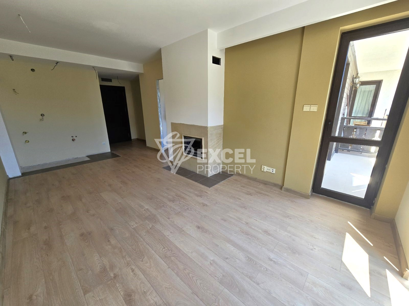 Слънчев двустаен апартамент в сграда с ниска такса поддръжка, 400м от Гондолата