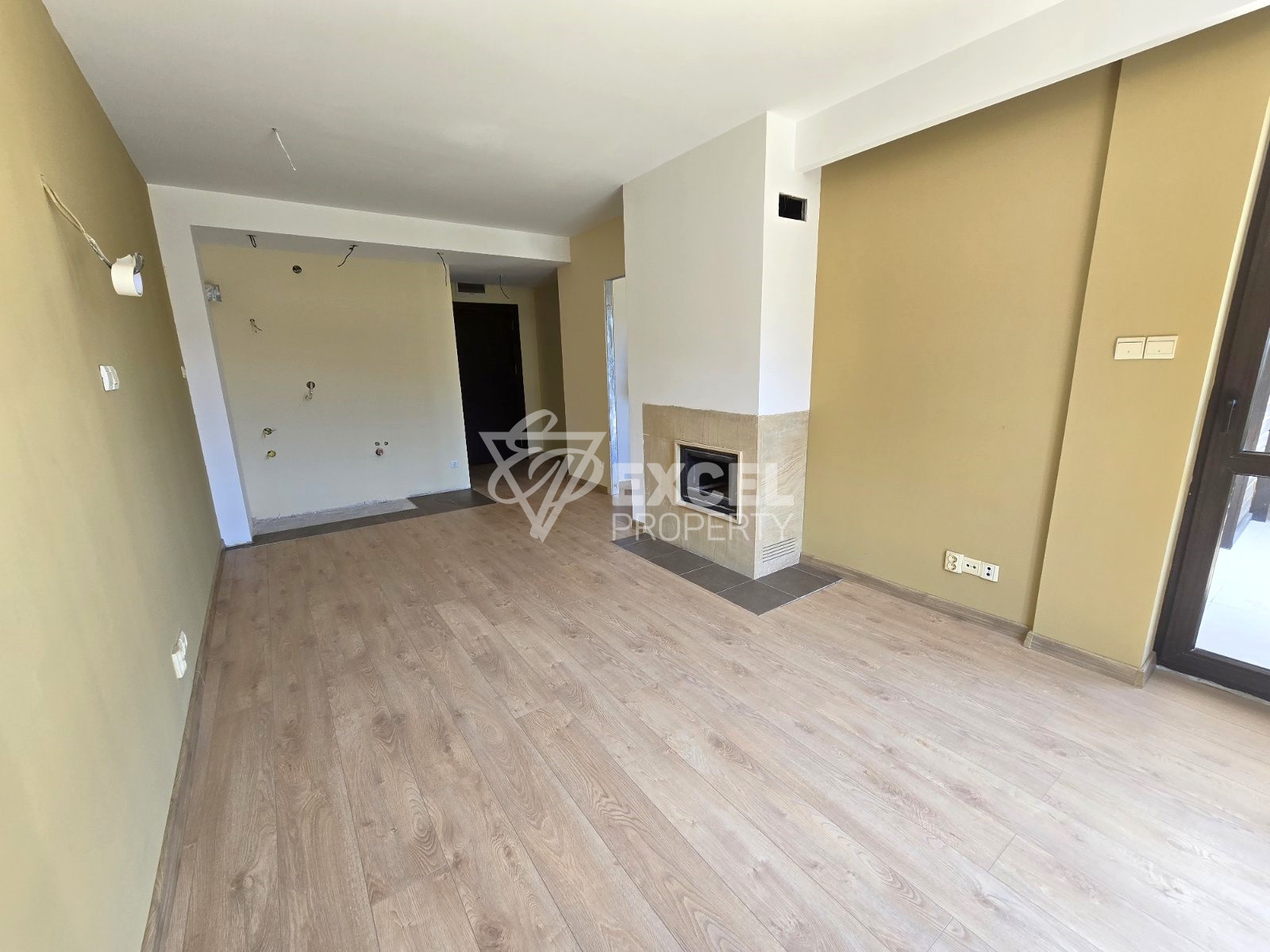 Слънчев двустаен апартамент в сграда с ниска такса поддръжка, 400м от Гондолата