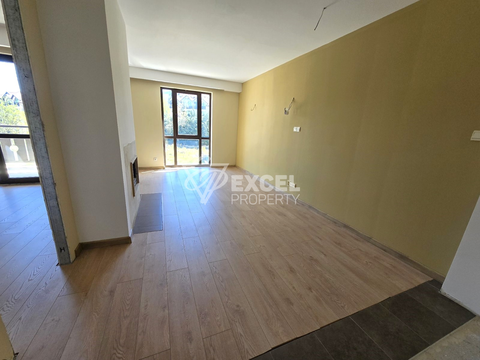 Слънчев двустаен апартамент в сграда с ниска такса поддръжка, 400м от Гондолата