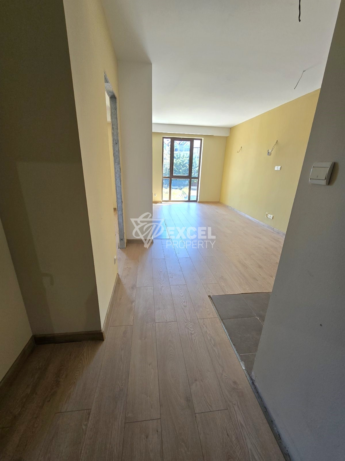 Слънчев двустаен апартамент в сграда с ниска такса поддръжка, 400м от Гондолата