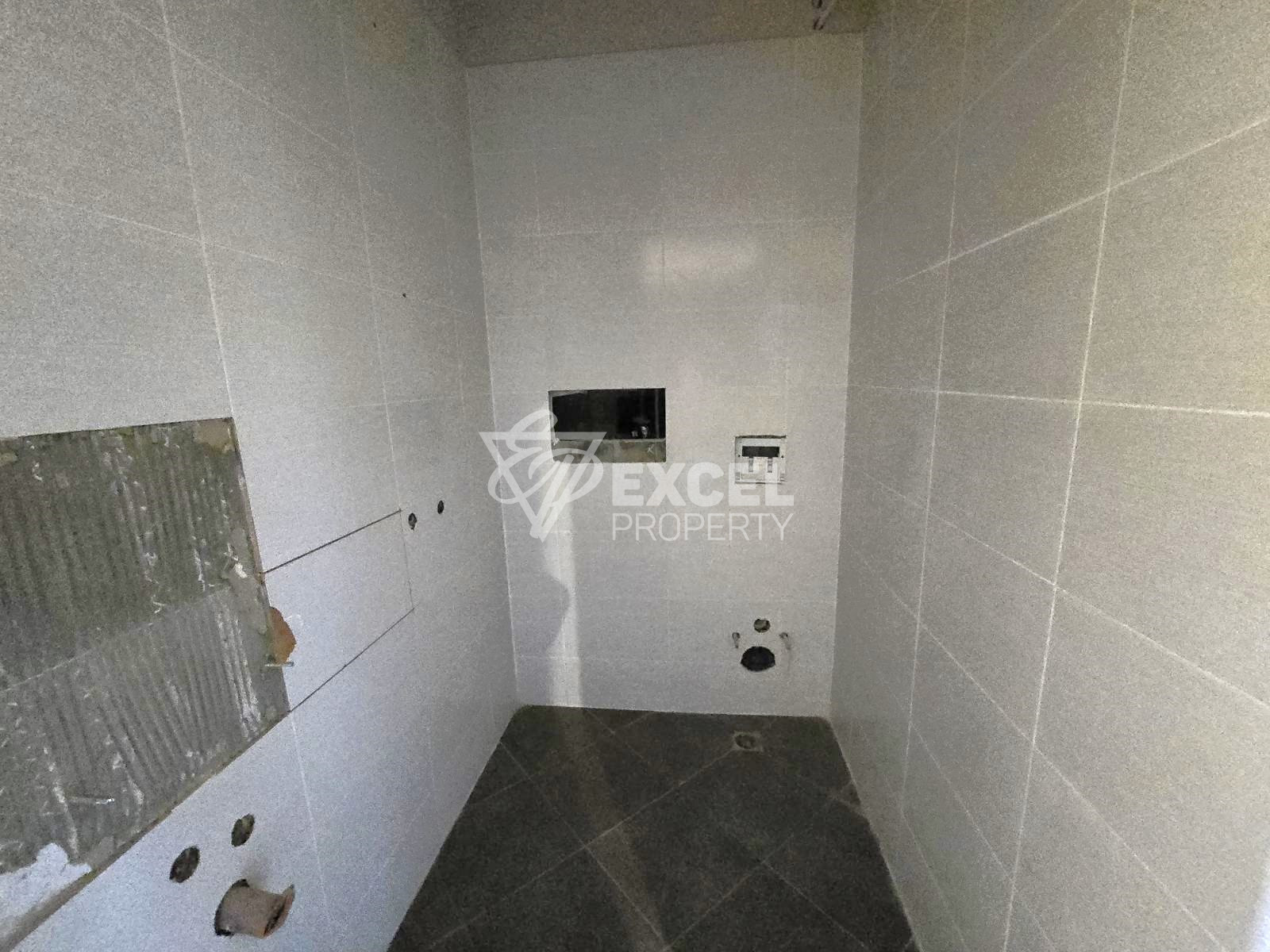 Слънчев двустаен апартамент в сграда с ниска такса поддръжка, 400м от Гондолата