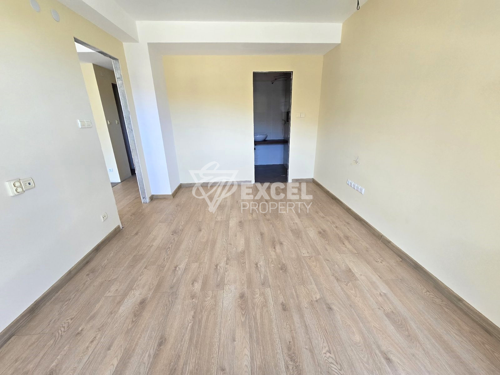 Слънчев двустаен апартамент в сграда с ниска такса поддръжка, 400м от Гондолата