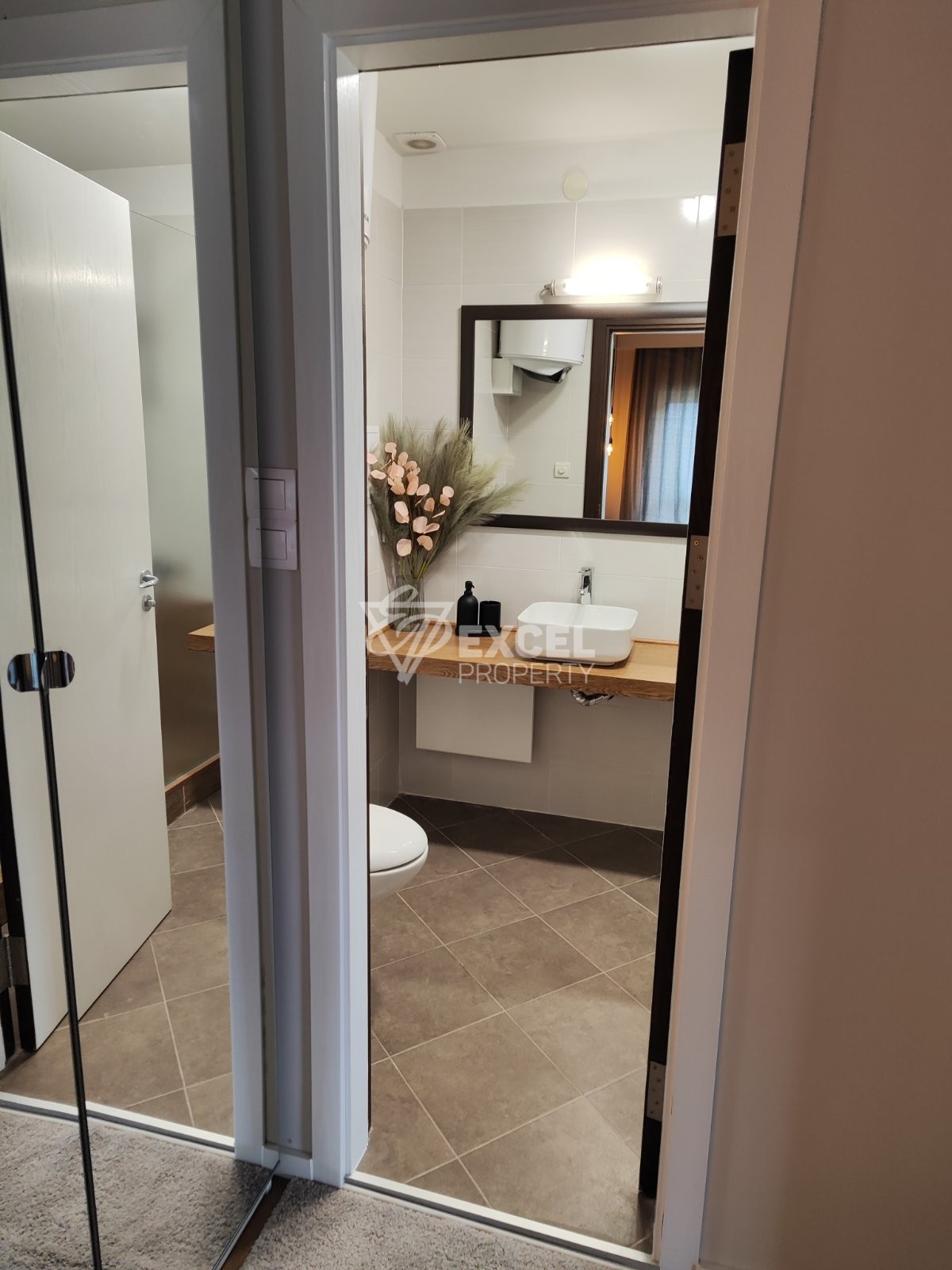 Елегантно обзаведен тристаен апартамент с ниска такса поддръжка