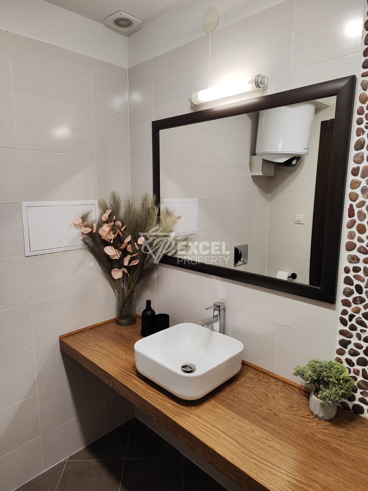 Елегантно обзаведен тристаен апартамент с ниска такса поддръжка