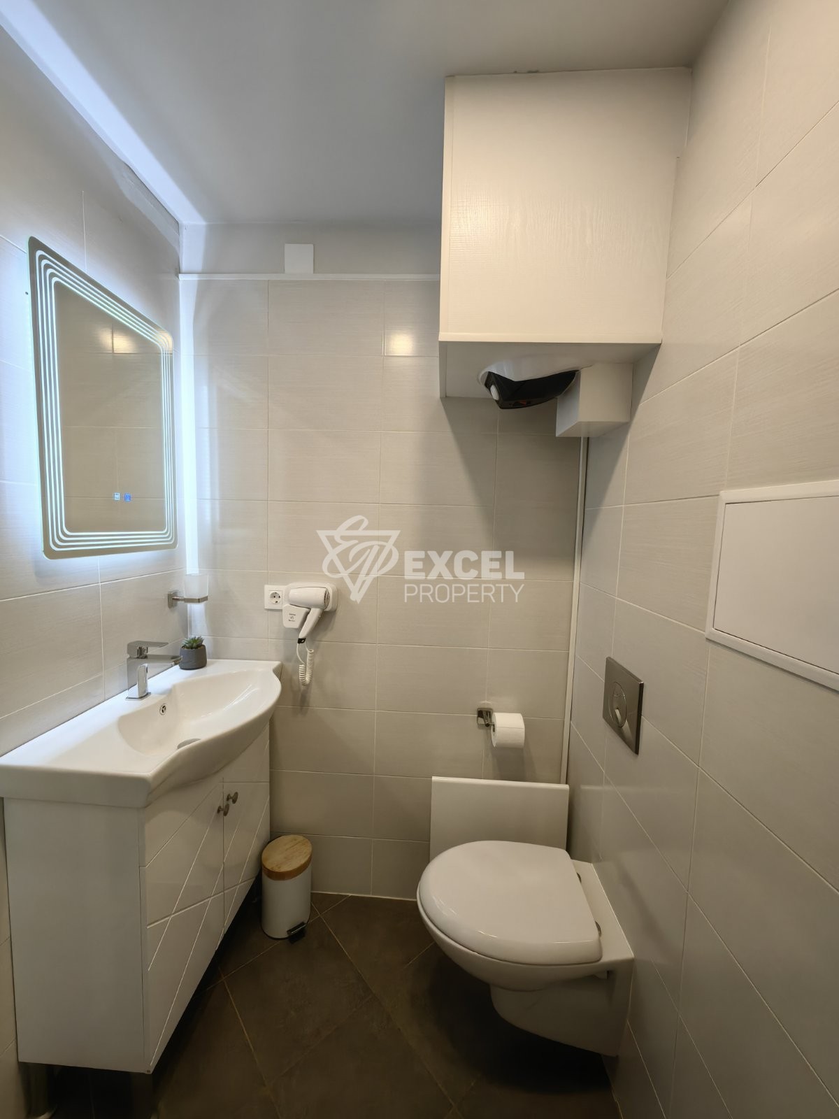 Елегантно обзаведен тристаен апартамент с ниска такса поддръжка