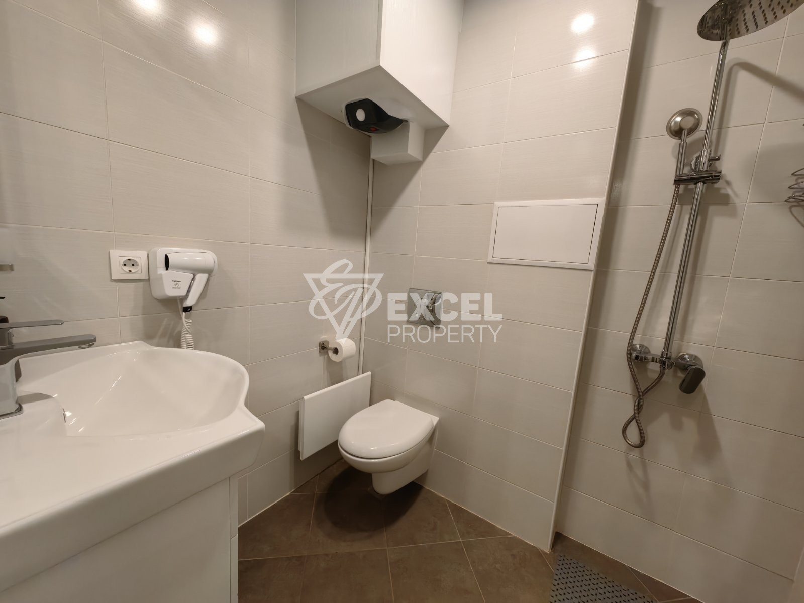 Елегантно обзаведен тристаен апартамент с ниска такса поддръжка