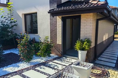 Реновирана триетажна къща в близост до центъра на град Банско